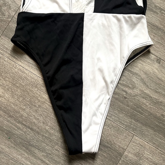 Volcom Simply Rib monochrome swimsuit size M - Picture 12 of 16